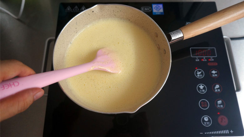 好吃，没有之二，香草味脆皮梦龙,把蛋奶糊倒回奶锅中，中火煮开后转小火，边煮边搅拌，煮至奶糊温度75~85度，离火。
