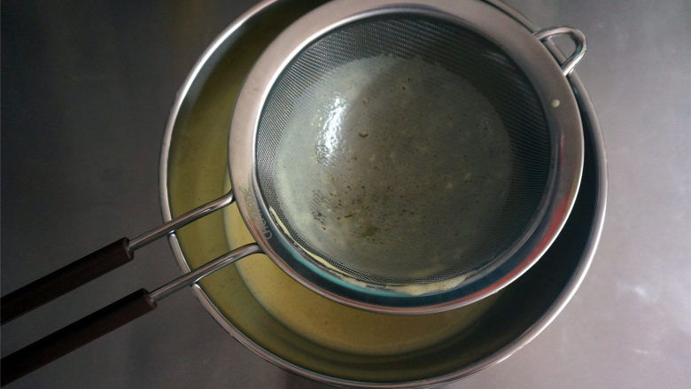 好吃，没有之二，香草味脆皮梦龙,将煮好的蛋奶糊过筛。
