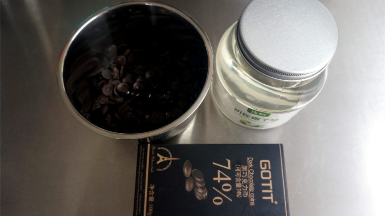 好吃，没有之二，香草味脆皮梦龙,制作巧克力脆皮：准备50%以上的黑巧克力，可可脂或椰汁油。
