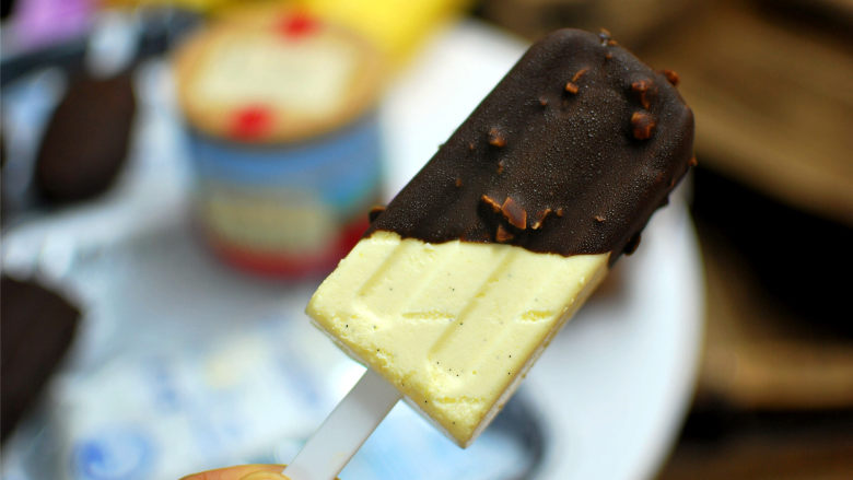 好吃，没有之二，香草味脆皮梦龙,将冰淇淋脱模，插入巧克力酱中，取出冷却，慢慢凝固。

