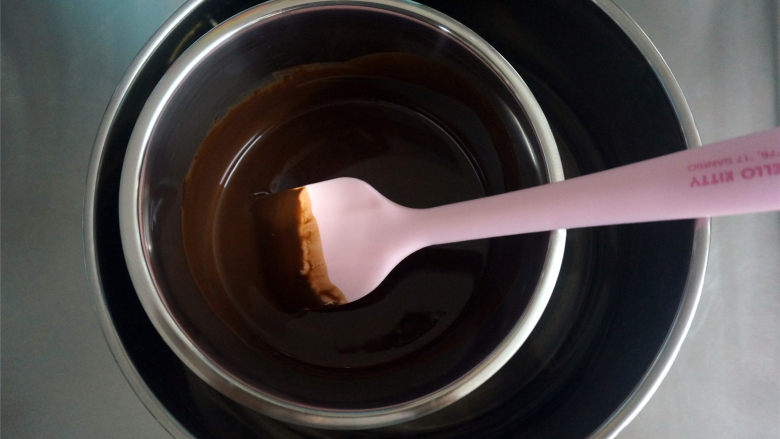 好吃，没有之二，香草味脆皮梦龙,将黑巧克力和椰子油混合，隔热水融化，降温到25-32度左右即可做脆皮挂浆用。
