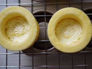 奥利奥盆栽蛋糕,打发好的蛋白油装入裱花袋里，挤入蛋糕杯中。