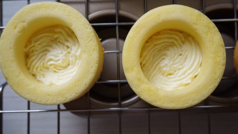 奥利奥盆栽蛋糕,打发好的蛋白油装入裱花袋里，挤入蛋糕杯中。