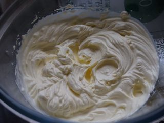 奥利奥盆栽蛋糕,淡奶油加糖隔冰水打发至可以裱花的状态。