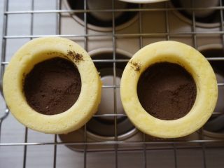 奥利奥盆栽蛋糕,奥利奥饼干碎提前用研磨机打成粉末状，勺一些饼干末在奶油上，用汤匙抹平表面。