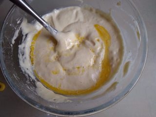 奥利奥盆栽蛋糕,将已经融化的黄油牛奶液倒入。