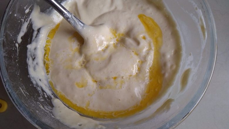 奥利奥盆栽蛋糕,将已经融化的黄油牛奶液倒入。