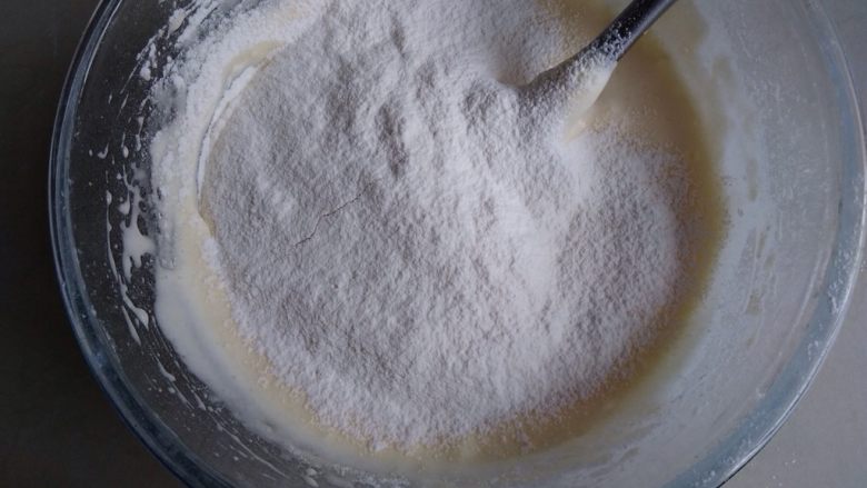 奥利奥盆栽蛋糕,将面粉分两次过筛到蛋糊里，从底部向上翻拌均匀。