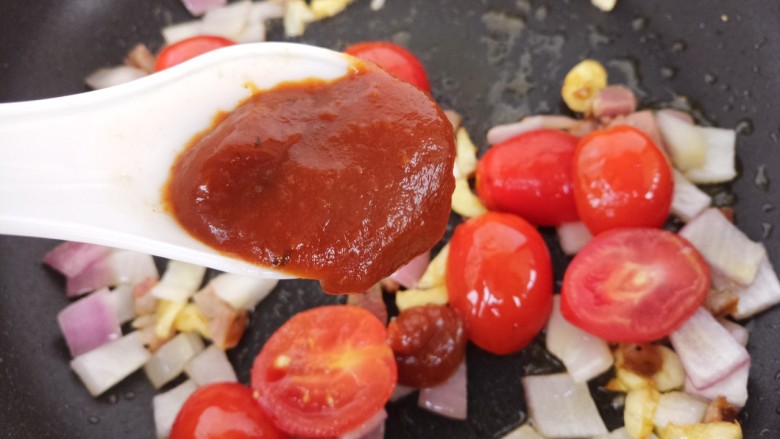 小番茄培根意面,再加一勺意面酱。