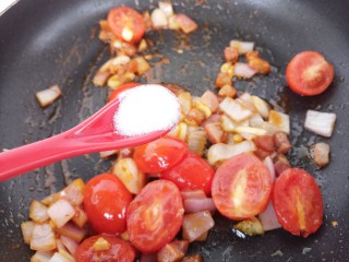 小番茄培根意面,一勺盐。
