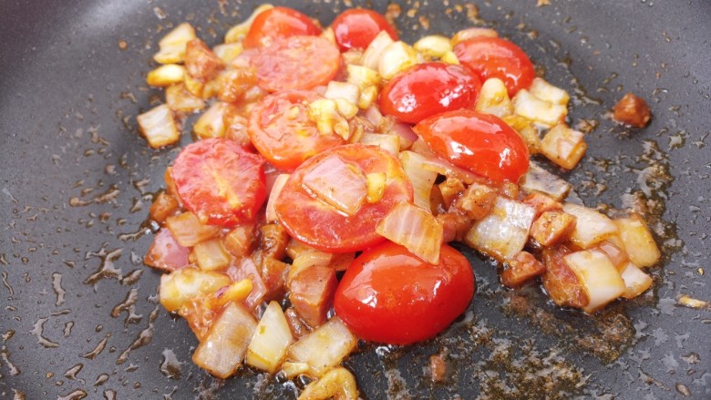 小番茄培根意面,翻炒均匀。