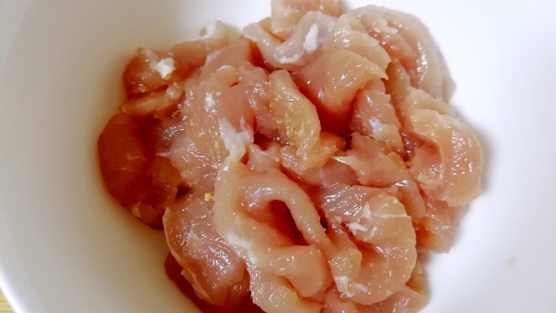 杏鲍菇炒肉片,搅拌均匀腌制15-20分钟。