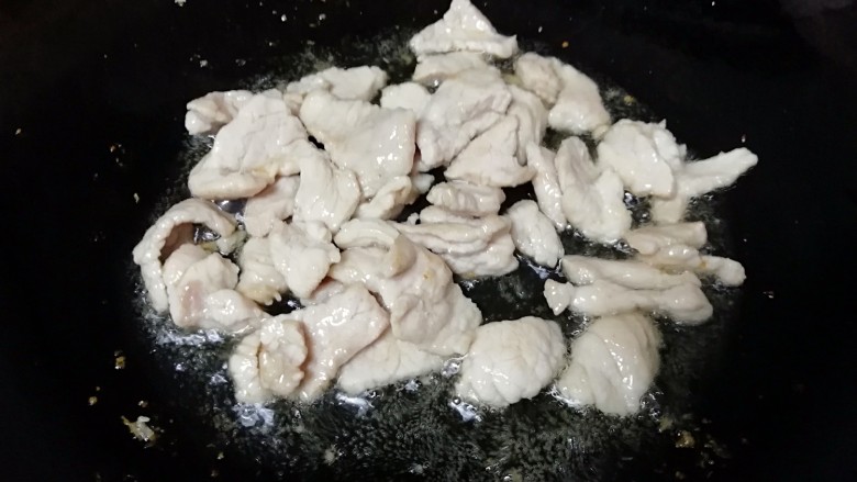 杏鲍菇炒肉片,炒锅烧热倒入适量的食用油，下入腌好的肉片，快速划炒至变色盛出备用。