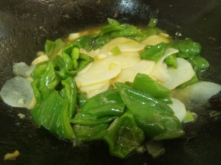 土豆片炒辣椒,把土豆片炖熟再翻炒几下即可。