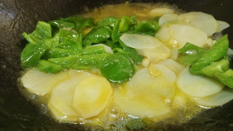 土豆片炒辣椒,小火炖几分钟。