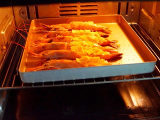 烤芝味大虾,烤箱预热后，放入烤箱中层以220摄氏度上下烤15分钟