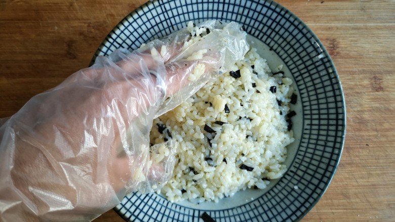 海苔香米饼,带厨房手套抓拌均匀。