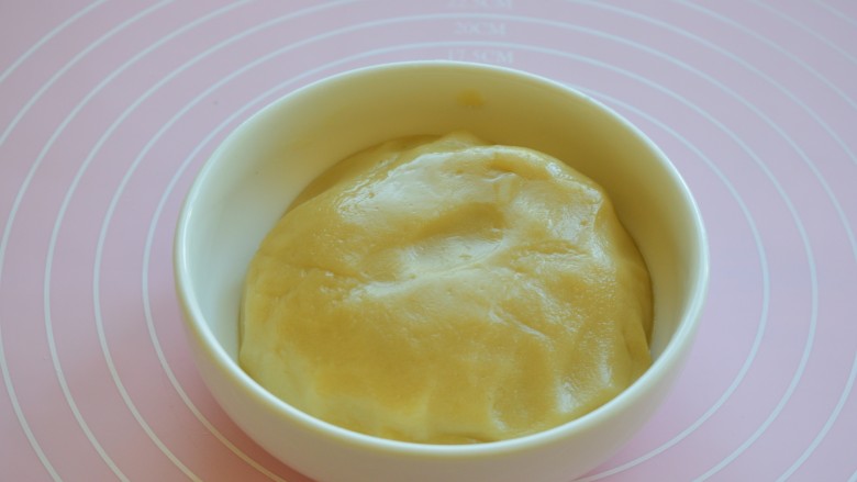 蛋黄酥,再将油酥的所有食材都放一个容器中，搅拌均匀后，再揉成面团，盖好保鲜膜