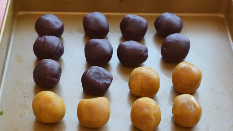 蛋黄酥,把紫薯馅分成每个25克的小圆球，紫薯馅不够了，就加点莲蓉馅，一共是16个
