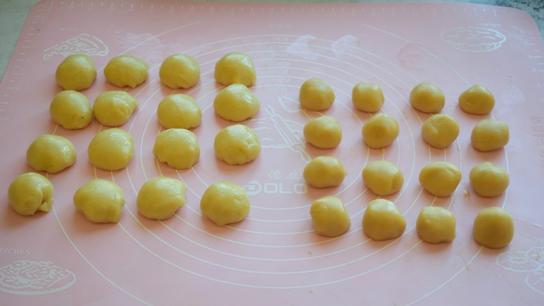 蛋黄酥,将油皮和油酥分别各分成16等份，都揉成小圆球备用