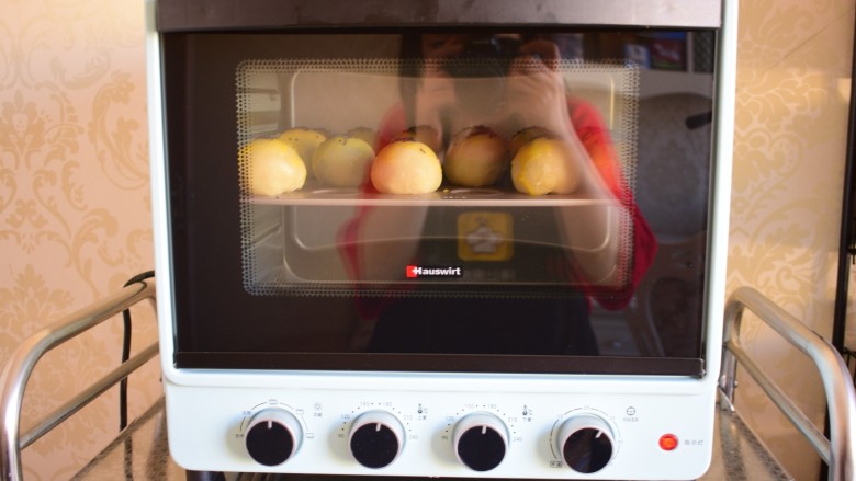 蛋黄酥,烤箱预热180度，放中层烤30分钟左右