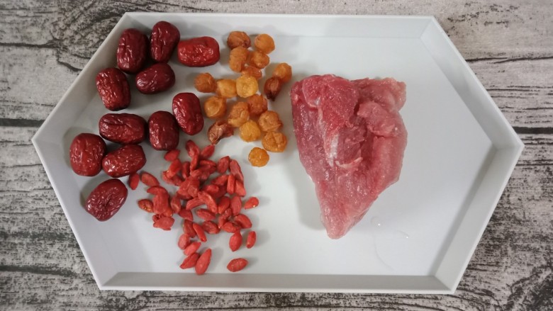 红枣枸杞桂圆瘦肉汤,准备好所有的材料