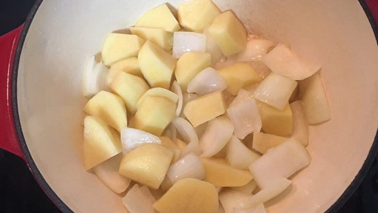 清炖蕃茄牛肉汤,深锅中放入少许油炒香洋葱后，放入土豆块拌炒；