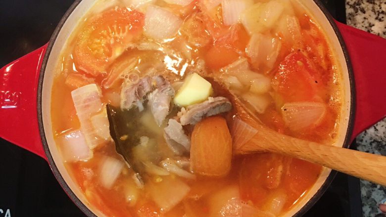 清炖蕃茄牛肉汤,放入盐和黒胡椒粉调味，煮到土豆柔软即可。