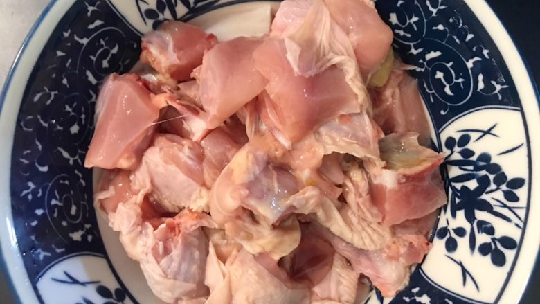 当红辣子鸡🌶️🌶️🌶️超简单做法 连吃三碗饭不是问题,将小笨鸡处理干净后去掉鸡头鸡爪，剁成小块