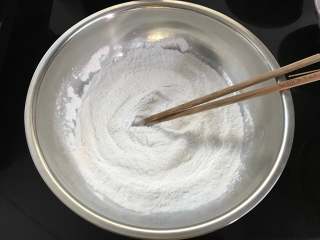  糖油粑粑,准备好材料后，把糯米粉放入盆中。