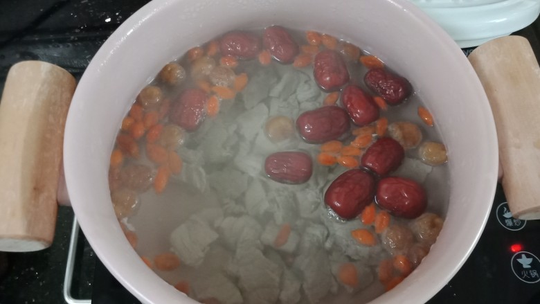 红枣枸杞桂圆瘦肉汤,另外用砂锅放入适量的水烧开，把全部材料倒进去