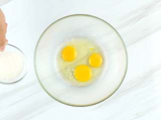 网红抹茶毛巾卷,鸡蛋3个加入细砂糖50g搅拌均匀，倒入牛奶280ml搅拌均匀