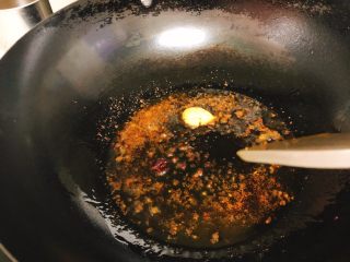 爆炒紫甘蓝,加入油锅中炒香。