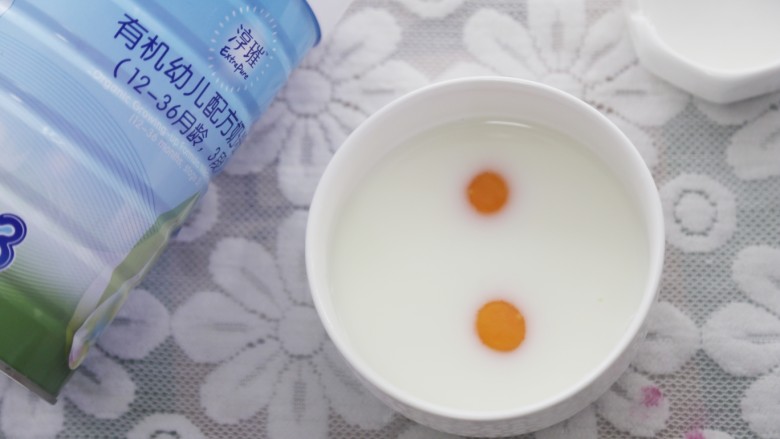 美食丨 鲜嫩如布丁、健康又美味的秋葵蒸蛋～,鸡蛋打入奶水中打散，搅打成蛋液。