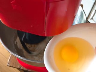 蔓越梅吐司面包,启动厨师机搅拌，倒入鸡蛋。