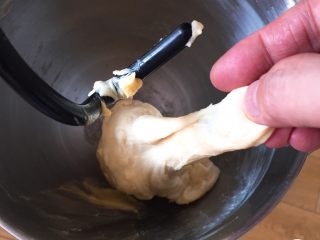 蔓越梅吐司面包,加入黄油继续揉面20分钟，检查面团硬湿度。