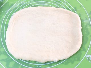 蔓越梅吐司面包,将面团擀成大的长方形。