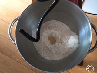 蔓越梅吐司面包,高筋粉放入厨师机，对角放盐和细砂糖，中间放发酵粉。