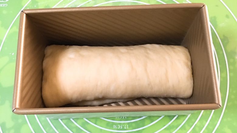 蔓越梅吐司面包,放入吐司盒。