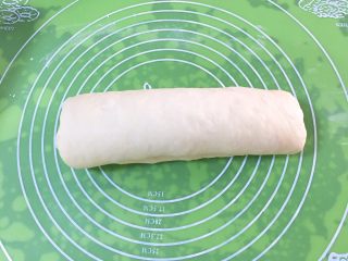 蔓越梅吐司面包,从左到右卷起来。