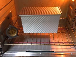 蔓越梅吐司面包,烤箱预热至190度，吐司盒送入烤箱烤制40分钟。