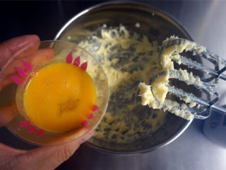 入门级大白糖霜饼干,分两次加入鸡蛋液，搅打融合。
