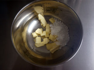 入门级大白糖霜饼干,先制作可可饼干体：黄油软化后，加入糖粉，搅打至完全融合即可。

