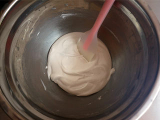 入门级大白糖霜饼干,制作蛋白糖霜。将蛋清，糖粉，放入打蛋盆。先搅拌一下再启动打蛋器，以免糖粉飞溅，搅打至糖霜浓稠，能划出纹路且能保持几秒不消失的状态。
