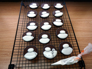 入门级大白糖霜饼干,给所有的大白用白色糖霜填上，晾干至7成后再下一步。