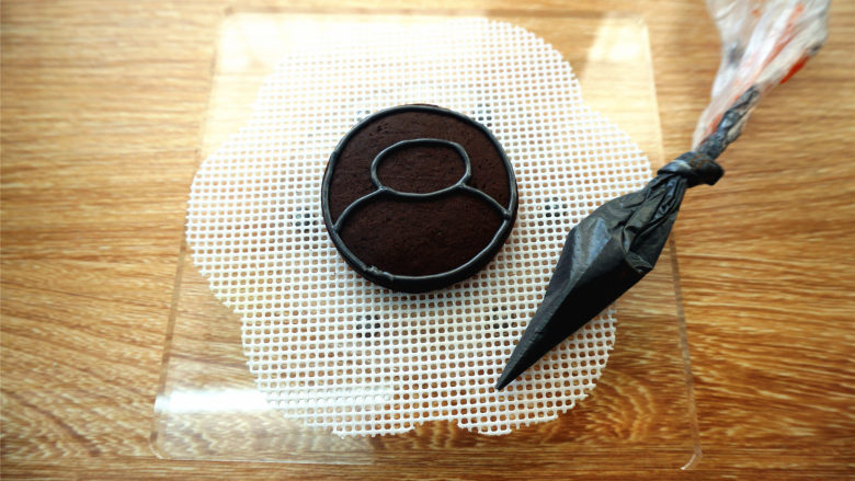 入门级大白糖霜饼干,用黑色浓稠糖霜给每一块饼干绘大白图案及外圆轮廓。
