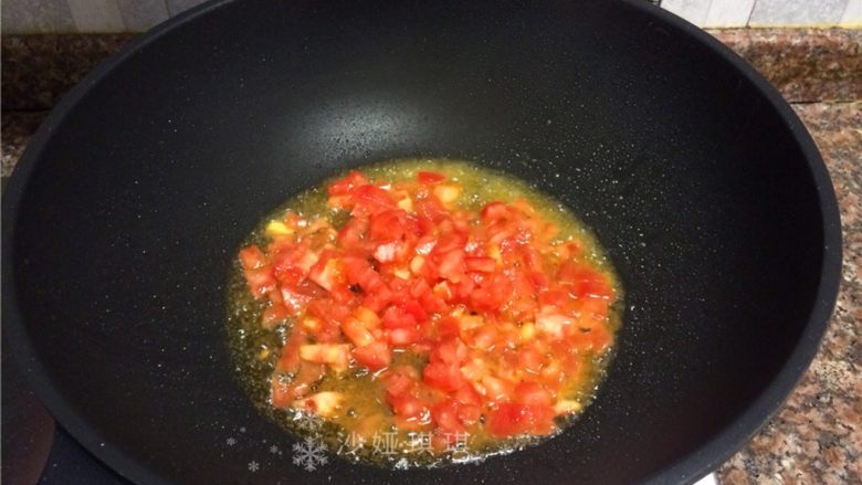 酸汁金针菇,放入番茄翻炒2分钟，直至番茄变得软糯成汁。