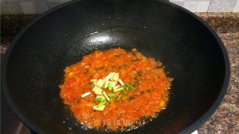 酸汁金针菇,放入生姜、大蒜和葱头翻炒10秒。