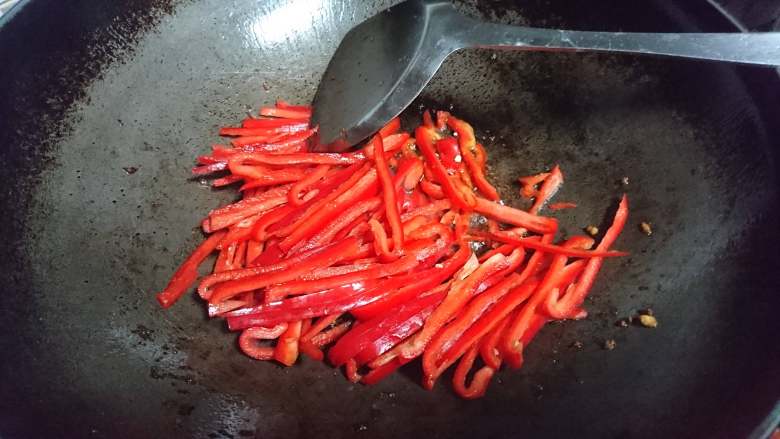 红椒肉丝韭菜花,锅中剩油单独翻炒红椒