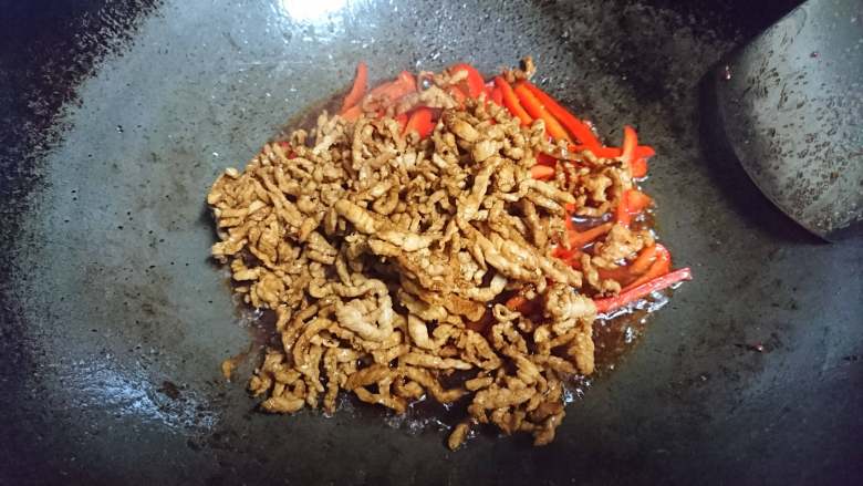 红椒肉丝韭菜花,改中小火加入之前炒好的肉丝